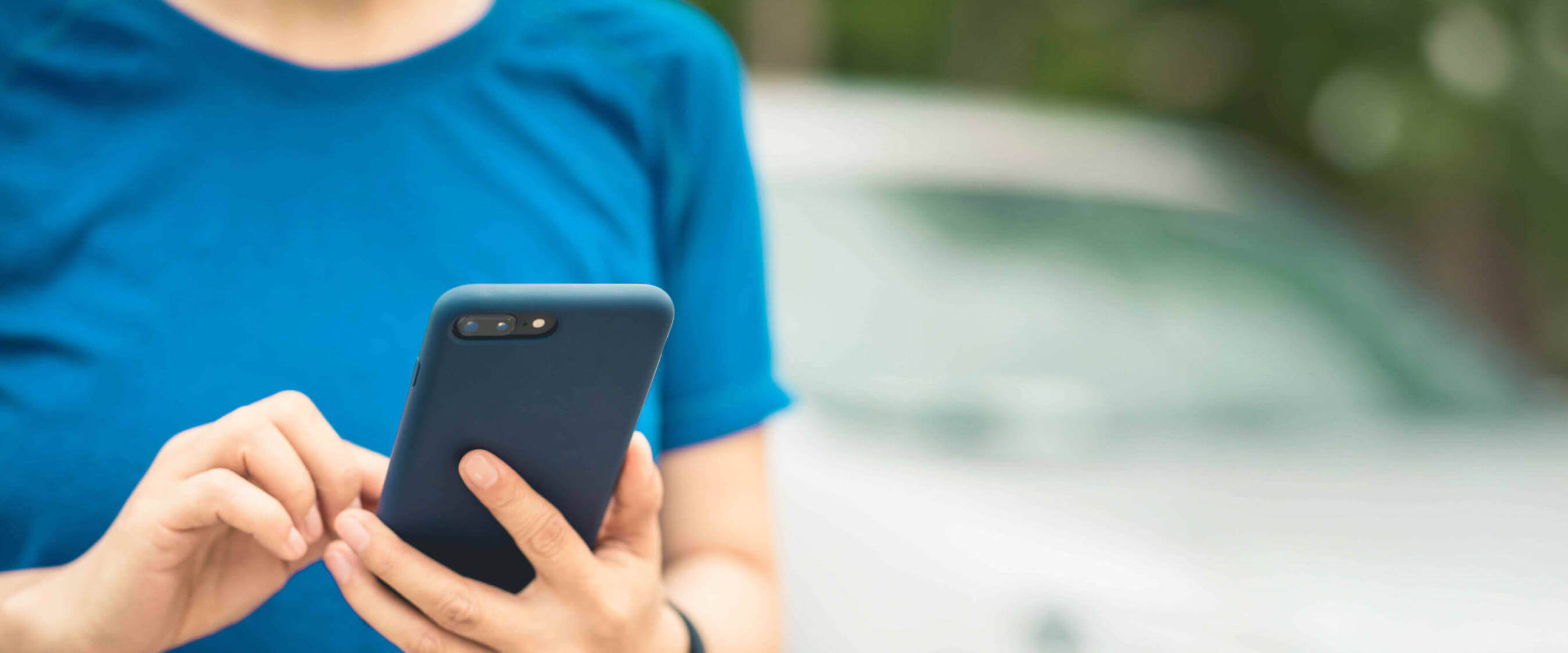 Employfits Mann mit Mobiltelefon in der Hand